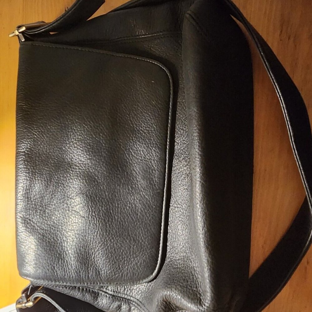 VINTAGE 90S TIGNANELLO BLACK SHOULDER PURSE